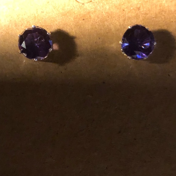 Earrings Studs - Picture 2 of 3